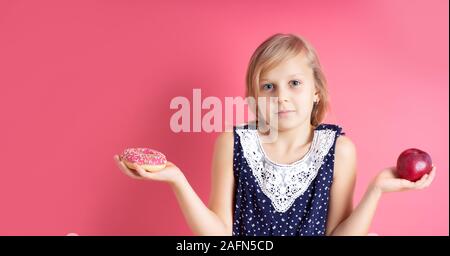 Ein Bild von einer Frau die Wahl zwischen Apple und Donut Stockfoto