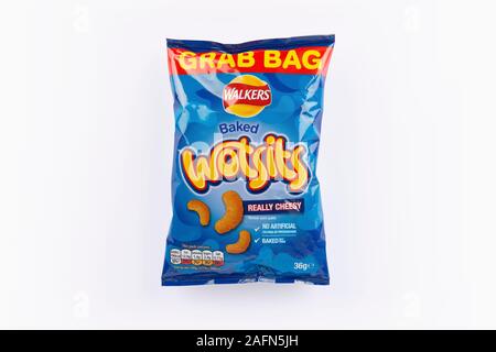 Ein Grab Bag Paket von Walkers Wotsits chips Schuß auf einem weißen Hintergrund. Stockfoto