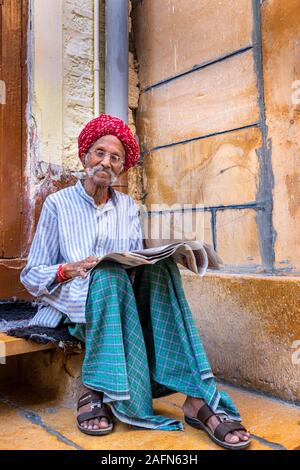 Älterer Mann eine Zeitung lesen, Jaisalmer, Rajasthan, Indien Stockfoto