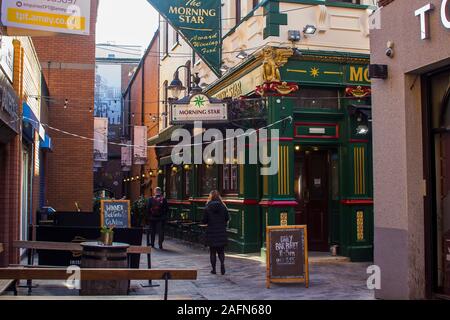 16. Oktober 2019 den Eingang des Morning Star Pub in Pottingers Eingang Belfast Nordirland. Eine Der oldst "Irische" Pubs in Belfast City Ce Stockfoto