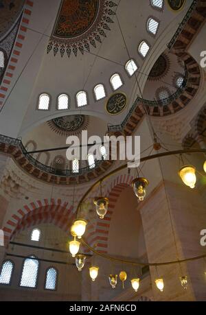 Das Interieur des 16. Jahrhunderts Suleymaniye Moschee, die Größte osmanische Moschee in Istanbul, Türkei. Fokus auf den Vordergrund leuchtet Stockfoto