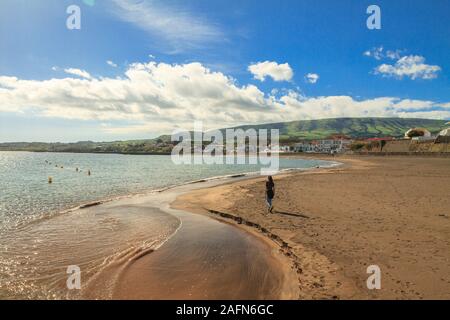 Yong Frauen wandern und genießen die Aussicht am Praia Grande Strand/ Praia da Vitória/ Victoria Strand auf Terceira Insel (Ilha Terceira), Azoren, Portugal. Stockfoto