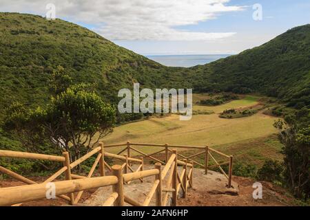 Der Aussichtspunkt des Reserva Florestal de Recreio do Monte Brasil, Terceira, Azoren, Portugal. Stockfoto