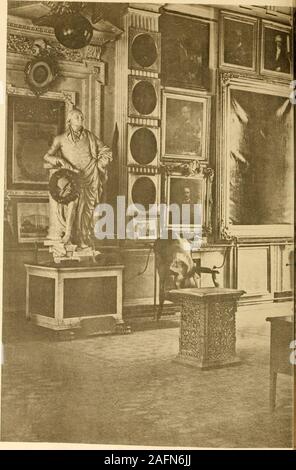 . Rückblick auf das Old State House von Pennsylvania, die jetzt als die Halle der Unabhängigkeit bekannt. ed in zwei großen Kammern mit interveninggalleries für Zuschauer. Auf der ersten Etage, Zimmer, lange für die MayorsCourt verwendet, wurde der Hof der allgemeinen Vorwände angeeignet, während theformer Besitz des Gemeinsamen Rates Kammer in der Altstadt Hall stattfand. Unabhängigkeit Kammer hatte für einige Zeit die Gelegenheit genutzt, für die Zuwendungen der Stadt, erweiterte entweder im Wohnzimmer oder der deadwhom der Gemeinde erfreut, zu ehren. In Abständen Es wasthrown für das Publikum geöffnet, und Stockfoto