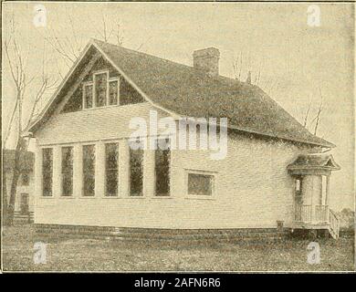 . Schule Gebäude, Gelände der Schule und deren Verbesserung. Kansas, 1911. Die Vorderansicht des gleichen Modells Schule.. Eine Rückansicht des gleichen buildins Schule Gebäude und Grundstück. 57 Stockfoto