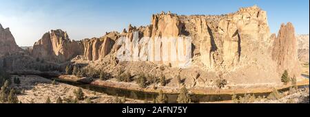 Panoramablick Sonnenuntergang Blick auf die Smith Rock Steinmauern und die Krumme Fluss Stockfoto