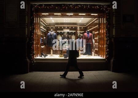 Moscou, Russland. 15 Dez, 2019. Ware im Schaufenster. Ein Mann der Vergangenheit einen Men's clothing Boutique in Moskau Credit: Demian Stringer/ZUMA Draht/Alamy leben Nachrichten Stockfoto