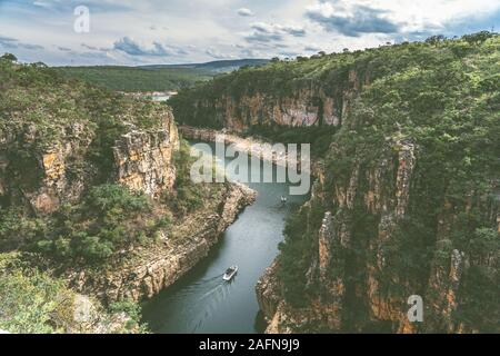 Besucher Boote kreuzen durch die Schluchten des Capitolio in der Serra da Canastra National Park in Brasilien Stockfoto