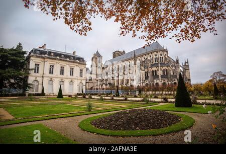 Die Gärten und der Kathedrale von Bourges im Herbst, Centre, Frankreich Stockfoto