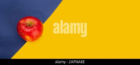 Frische rote apple Draufsicht auf marine blau und gelb Hintergrund Banner mit Kopie Raum Stockfoto