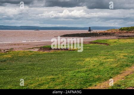 Blick über Woodhill Bay, den Bristol Channel und die Portishead Point Lighthouse in Portishead, North Somerset, England, Großbritannien Stockfoto