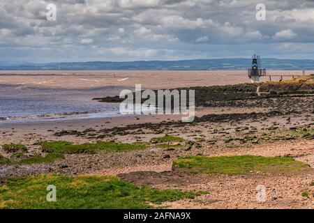 Blick über Woodhill Bay, den Bristol Channel und die Portishead Point Lighthouse in Portishead, North Somerset, England, Großbritannien Stockfoto