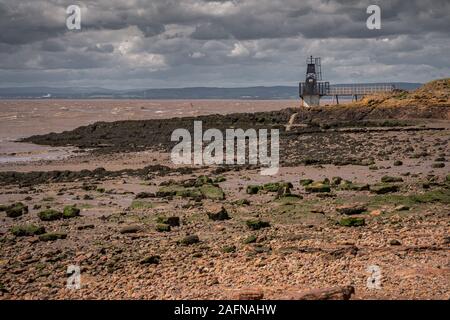 Blick über Woodhill Bay, den Bristol Channel und die Portishead Point Lighthouse in Portishead, North Somerset, England, Großbritannien Stockfoto