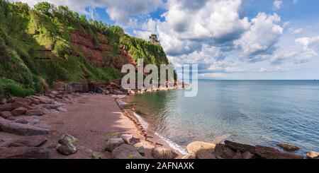 Wolken über dem Strand in Maidencombe, Torbay, England, Großbritannien Stockfoto