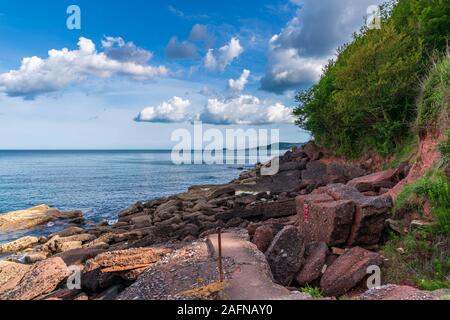 Wolken über dem Strand in Maidencombe, Torbay, England, Großbritannien Stockfoto