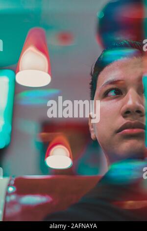 SAN PEDRO Sula, Honduras - 08 Dez, 2019: Un chico con Luces alrededor de su Cara, viendo Al lado Derecho. Stockfoto