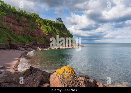 Wolken über dem Strand in Maidencombe, Torbay, England, Großbritannien Stockfoto