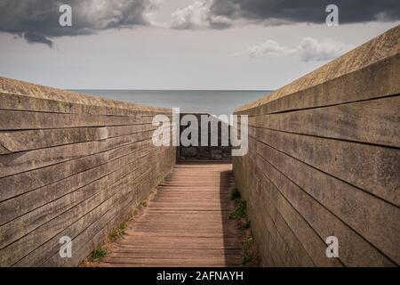 Eine Fußgängerbrücke über die Bahnlinie in Dawlish, Devon, England, Großbritannien führenden Stockfoto