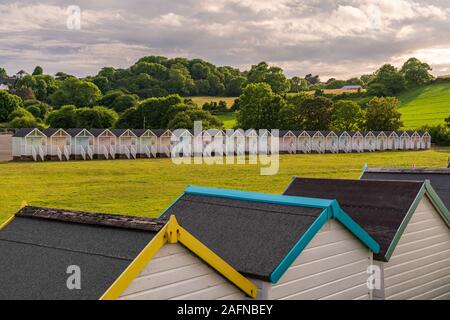 Strand Hütten auf dem Gras in der Nähe der Promenade im Broadsands, Torbay, England, Großbritannien Stockfoto