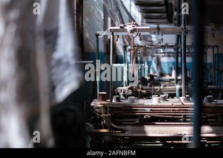 YEREVAN, Armenien - May 07, 2019: Verlassene Textilfabrik (sowjetischen) in Armenien. Geschlossen nach dem Zusammenbruch der Sowjetunion 1991. Voll von Baumwolle, Stockfoto