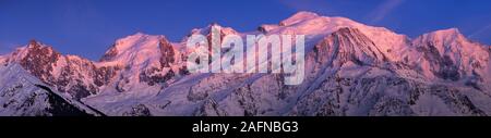 Mont Blanc Massiv in der Dämmerung. Panoramablick umfasst Aiguille du Midi, Mont Blanc Du Tacul, Bossons und Taconnaz Gletscher. Haute-Savoie, Alpen, Frankreich Stockfoto