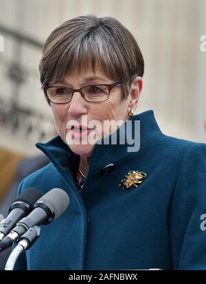 Topeka, Kansas, USA, 14. Januar 2019 demokratischen Gouverneur Laura Kelly liefert ihrer Antrittsrede von den Stufen vor der Kansas State Capitol Building Stockfoto