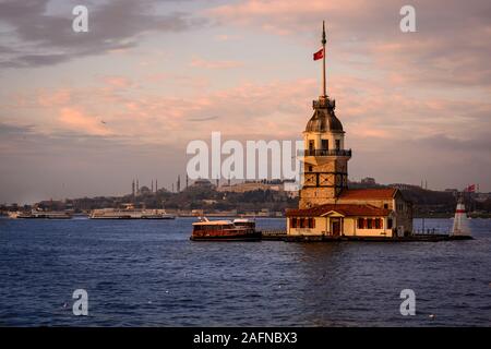 ISTANBUL, Türkei - Dez, 15: Maiden's Tower oder Leander's Tower (Kiz Kulesi) in der Mitte des Bosporus am 15 Dezember, 2019 in Istanbul, Türkei. Stockfoto