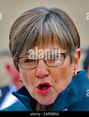 Topeka, Kansas, USA, 14. Januar 2019 demokratischen Gouverneur Laura Kelly liefert ihrer Antrittsrede von den Stufen vor der Kansas State Capitol Building Stockfoto