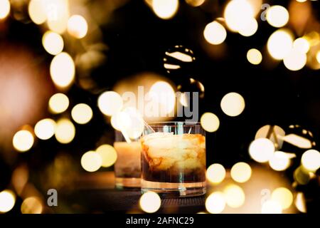 Zwei White Russian Cocktails an der Bar stehen auf Gummimatte. Flache DOF und Marsala tonned mit festlichen Bokeh leuchtet Stockfoto