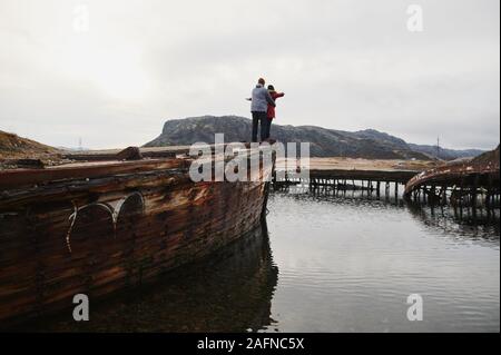 Friedhof der alten Schiffe Teriberka Murmansk Russland, Holz- bleibt der industriellen Fischerboote in Meer. Industrialisierung Konzept. Antenne Top View Stockfoto