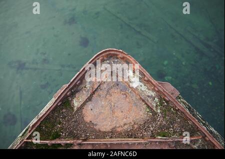 Friedhof der alten Schiffe Teriberka Murmansk Russland, Holz- bleibt der industriellen Fischerboote in Meer. Industrialisierung Konzept. Antenne Top View Stockfoto