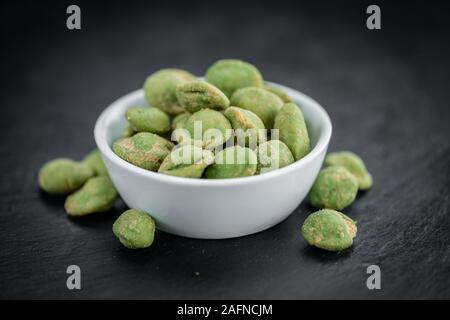 Einige frische Wasabi Erdnüsse auf einem Vintage schiefer Tafel (selektive Fokus, Nahaufnahme) Stockfoto