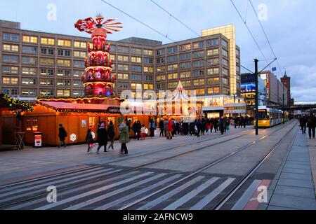 BERLIN, DEUTSCHLAND - 29.November 2019: Berlin, Deutschland - 29 November 2019: dekorierte Stände und Weihnachtsbeleuchtung am Alexanderplatz Weihnachtsmarkt. Stockfoto