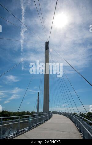 Omaha, Nebraska. Die Bob Kerrey Fußgängerbrücke. Die Brücke führt Sie von Nebraska über den Missouri River nach Iowa. Es ist das erste dedizierte Pe Stockfoto