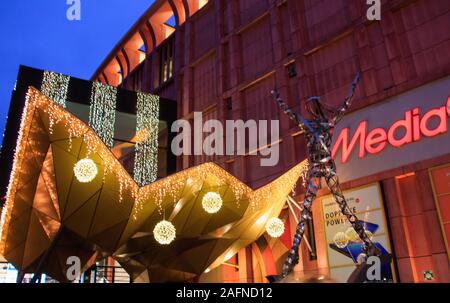 BERLIN, DEUTSCHLAND - 29.November 2019: Berlin, Deutschland - 29 November 2019: ALEXA Einkaufszentrum mit Weihnachten Lichter in der Nacht eingerichtet. Stockfoto