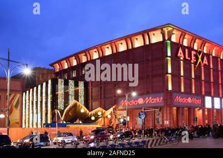 BERLIN, DEUTSCHLAND - 29.November 2019: Berlin, Deutschland - 29 November 2019: ALEXA Einkaufszentrum mit Weihnachten Lichter in der Nacht eingerichtet. Stockfoto