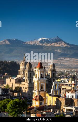 Colonial Downtown von Toluca, Mexiko mit den Nevado de Toluca Berg im Hintergrund. Stockfoto