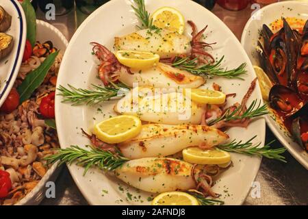 Gegrillte Tintenfische mit Rosmarin Sea Food Stockfoto