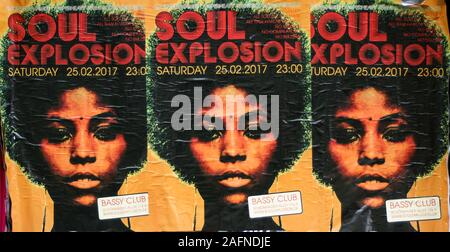 Soul Explosion - wheatpaste Poster Werbung bassig Club in Berlin, Deutschland Stockfoto