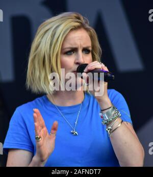 BATH, ENGLAND, VEREINIGTES KÖNIGREICH - May 22, 2019: Land - Pop Duo Ward Thomas, Schwestern Catherine und Lizzie Ward Thomas, in der Leistung in der Kneipe in der Stockfoto