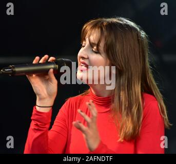 BATH, ENGLAND, VEREINIGTES KÖNIGREICH - May 22, 2019: Land - Pop Duo Ward Thomas, Schwestern Catherine und Lizzie Ward Thomas, in der Leistung in der Kneipe in der Stockfoto