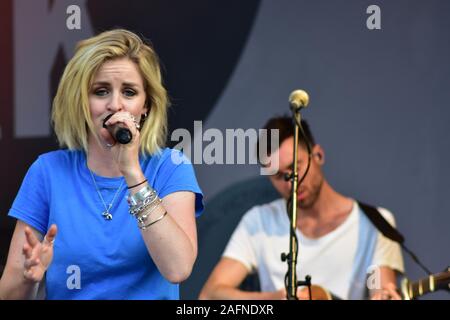 BATH, ENGLAND, VEREINIGTES KÖNIGREICH - May 22, 2019: Land - Pop Duo Ward Thomas, Schwestern Catherine und Lizzie Ward Thomas, in der Leistung in der Kneipe in der Stockfoto