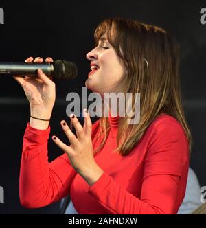 BATH, ENGLAND, VEREINIGTES KÖNIGREICH - May 22, 2019: Land - Pop Duo Ward Thomas, Schwestern Catherine und Lizzie Ward Thomas, in der Leistung in der Kneipe in der Stockfoto