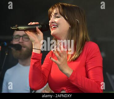 BATH, ENGLAND, VEREINIGTES KÖNIGREICH - May 22, 2019: Land - Pop Duo Ward Thomas, Schwestern Catherine und Lizzie Ward Thomas, in der Leistung in der Kneipe in der Stockfoto