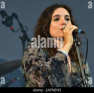 BATH, ENGLAND, VEREINIGTES KÖNIGREICH - May 22, 2019: Folk Gruppe gebrochene Knochen Matilda in der Leistung in der Kneipe im Park Festival, Victoria Park, Badewanne, Ger Stockfoto