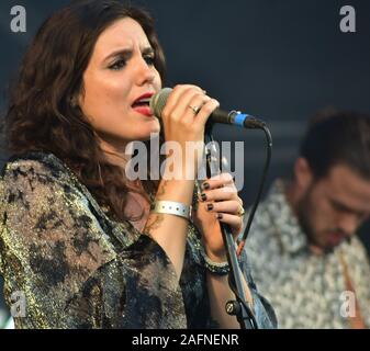 BATH, ENGLAND, VEREINIGTES KÖNIGREICH - May 22, 2019: Folk Gruppe gebrochene Knochen Matilda in der Leistung in der Kneipe im Park Festival, Victoria Park, Badewanne, Ger Stockfoto