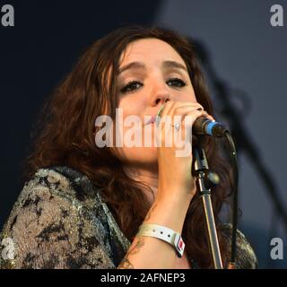 BATH, ENGLAND, VEREINIGTES KÖNIGREICH - May 22, 2019: Folk Gruppe gebrochene Knochen Matilda in der Leistung in der Kneipe im Park Festival, Victoria Park, Badewanne, Ger Stockfoto