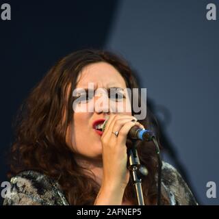 BATH, ENGLAND, VEREINIGTES KÖNIGREICH - May 22, 2019: Folk Gruppe gebrochene Knochen Matilda in der Leistung in der Kneipe im Park Festival, Victoria Park, Badewanne, Ger Stockfoto