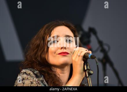 BATH, ENGLAND, VEREINIGTES KÖNIGREICH - May 22, 2019: Folk Gruppe gebrochene Knochen Matilda in der Leistung in der Kneipe im Park Festival, Victoria Park, Badewanne, Ger Stockfoto
