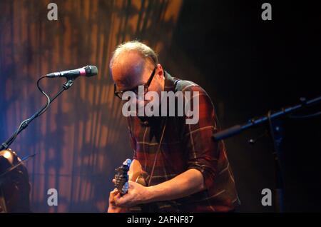 BATH, England, Großbritannien - 20.November 2013: Adrian Edmondson und die schlechten Hirten in Leistung bei Komedia, Bath, England. 20. November 2013. Stockfoto